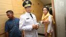 Gubernur DKI terpilih, Anies Baswedan dan putrinya, Mutiara Annisa Baswedan melakukan persiapan di rumahnya kawasan Lebak Bulus, Jakarta, Senin (16/10). Anies menuju Masjid Sunda Kelapa untuk menemui wakilnya, Sandiaga Uno (Liputan6.com/Immanuel Antonius)