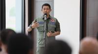 Kepala BNPB Letjen TNI Suharyanto beserta rombongan telah tiba di Lanud Raden Sadjad Ranai, Kabupaten Natuna, Kepulauan Riau, Selasa (7/3/2023) untuk meninjau penanganan bencana tanah longsor yang terjadi di Kecamatan Serasan, Kabupaten Natuna. (Dok Badan Nasional Penanggulangan Bencana/BNPB)