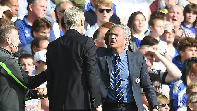 Arsene Wenger beradu argumentasi dengan Chelsea di tengah pertandingan Arsenal kontra Chelsea, di Stadion Stamford Bridge, London (5/10/2014). (EPA/Andy Rain)
