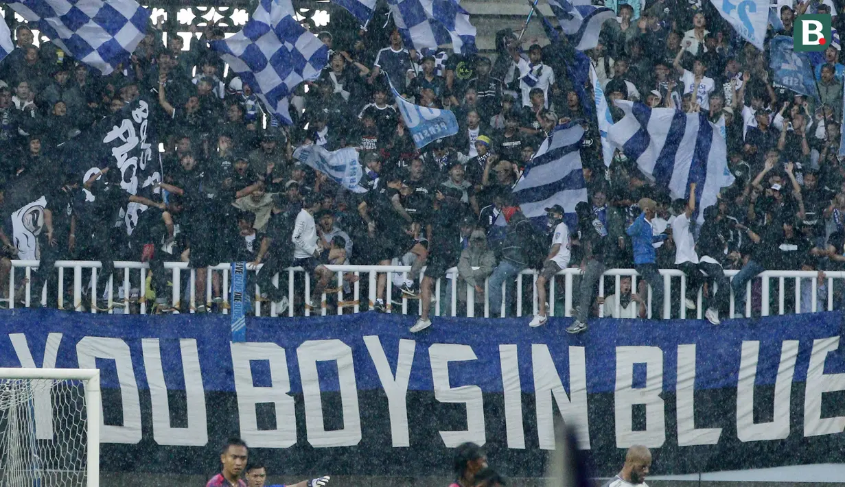 <p>Suporter Persib Bandung saat melawan RANS Nusantara FC pada laga pekan ke-25 BRI Liga 1 2022/2023 di Stadion Pakansari, Bogor, Minggu (19/2/2023). (Bola.com/M Iqbal Ichsan)</p>