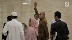 Mantan Kas Kostrad Kivlan Zen melambaikan tangan saat akan menjalani pemeriksaan di Gedung Bareskrim Mabes Polri, Jakarta, Senin (13/5/2019). Kivlan Zen dipanggil penyidik Bareskrim terkait kasus dugaan penyebaran berita bohong dan makar. (merdeka.com/Iqbal Nugroho)