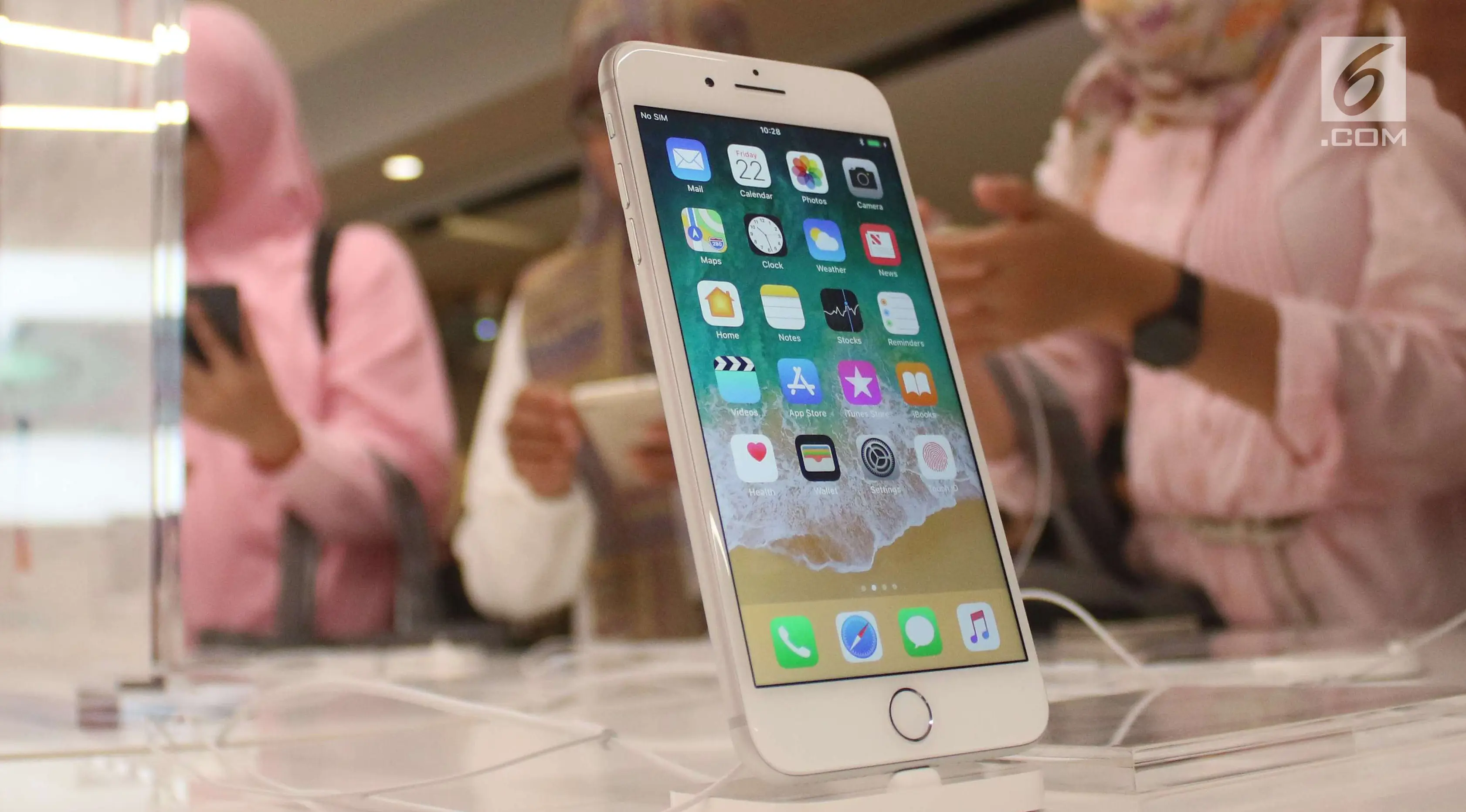 Sebuah iPhone 8 terbaru dipajang di gerai iBox, Central Park, Jakarta, Jumat (22/12). iPhone 8, iPhone 8 Plus, dan iPhone X dijual dengan harga 15 hingga 20 juta rupiah tergantung kapasitas memori. (Liputan6.com/Angga Yuniar)