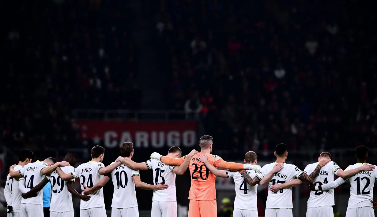 Para pemain Tottenham bersatu untuk mengheningkan cipta untuk memperingati para korban gempa bumi yang melanda Turki dan Suriah, sebelum pertandingan leg pertama babak 16 besar Liga Champions melawan AC Milan di San Siro stadion di Milan pada 15 Februari 2023. (AFP/Marco Bertorello)