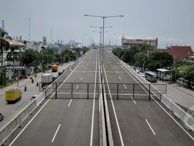 Sejumlah kendaraan saat melintas di bawah proyek jalan tol Pelabuhan Tanjung Priok, Jakarta, Rabu (25/3/2015). Pemerintah Provinsi DKI Jakarta mendorong konsorsium Tol Akses Tanjung Priok (ATP) agar mempercepat pembangunannya. (Liputan6.com/Faizal Fanani)