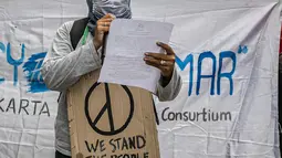 Massa Leader and Organizer of Community Organization in Asia ( LOCOA) berorasi saat menggelar aksi damai di depan Kedutaan Besar Myanmar, Jakarta, Jumat (5/2/2021). Massa mengecam mundurnya demokrasi di Myanmar. (Liputan6.com/Faizal Fanani)