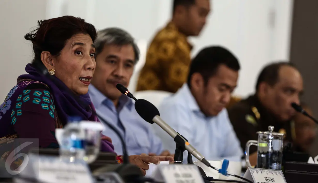 Menteri KKP, Susi Pudjiastuti memberikan paparan saat konferensi pers di Kementerian Kelautan dan Perikanan, Jakarta, Selasa (17/1). Susi memaparkan tentang Pengelolan Pulau Pulau Kecil dan Pulau Pulau Terluar di Indonesia. (Liputan6.com/Faizal Fanani)