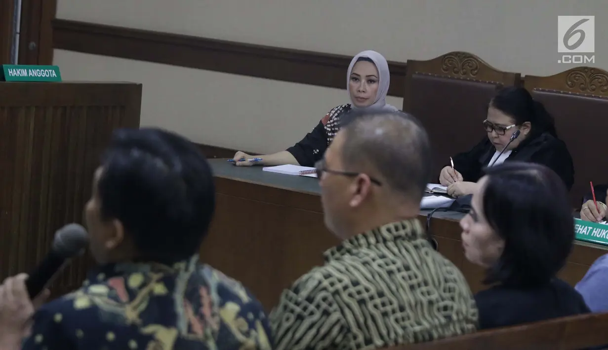 Terdakwa suap mantan anggota DPR Bowo Sidik Pangarso, Asty Winasti saat sidang lanjutan di Pengadilan Tipikor Jakarta, Rabu (26/6/2019). Sebelumnya, Asty didakwa melakukan suap 153.783 dolar AS dan Rp311,022 juta terkait kerja sama pengangkutan pupuk dengan PT HTK. (Liputan6.com/Helmi Fithriansyah)