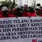 Ribuan buruh tebu dari Lampung, berujuk rasa di depan Istana Negara, Jakarta.