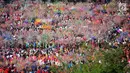 Ribuan peserta mengikuti Karnaval Dugderan di Lapangan Simpanglima Semarang, Senin (14/5). Karnaval ini diadakan untuk menandai datangnya bulan Suci Ramadan dan digelar rutin tahunan. (Liputan6.com/Gholib)