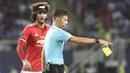 Gelandang Manchester United, Marouane Fellaini, melakukan protes kepada wasit pada laga Piala Super Eropa di Stadion Philip II, Skopje, Selasa (8/8/2017). Foto muka unik Fellaini viral di media sosial. (AFP/Nikolay Doychinov)