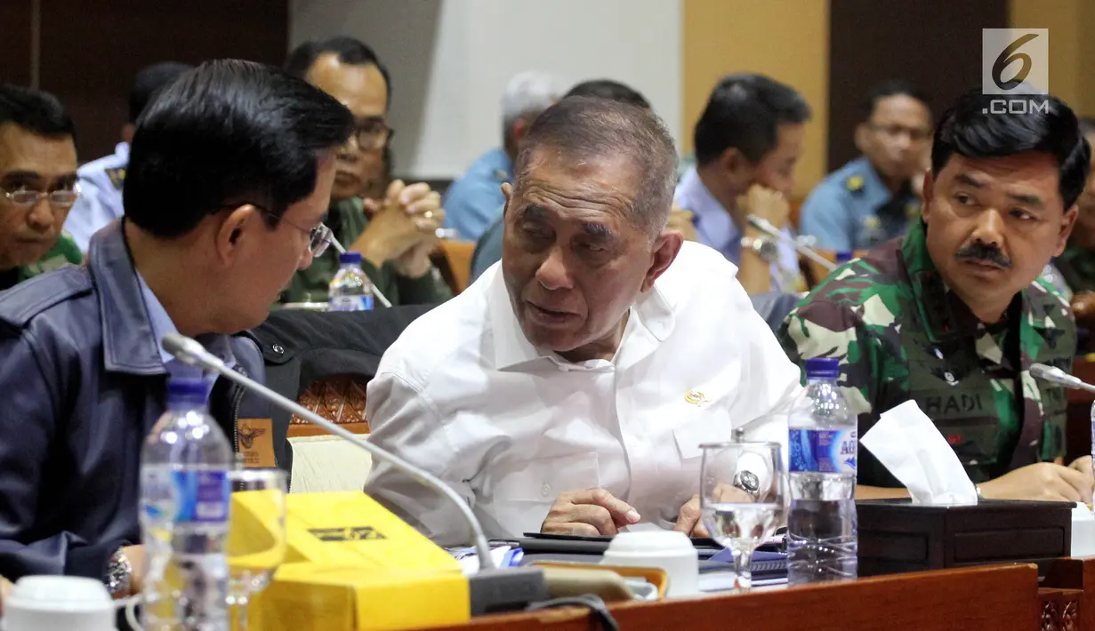 Suasana rapat kerja Menhan Ryamizard Ryacudu, Panglima TNI Marsekal Hadi Tjahjanto, dan Komisi I DPR di Jakarta, Senin (29/1). Rapat membahas evaluasi kinerja 2017, program kerja 2018 serta realisasi anggaran 2017 Kemhan dan TNI. (Liputan6.com/JohanTallo)