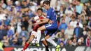 Pemain Arsenal, Alexis Sanchez (kiri) berebut bola dengan pemain Chelsea, Andreas Christensen pada lanjutan Premier League di Stamford Bridge, (17/9/2017). Chelsea bermain imbang 0-0 melawan Arsenal. (AP/Frank Augstein)
