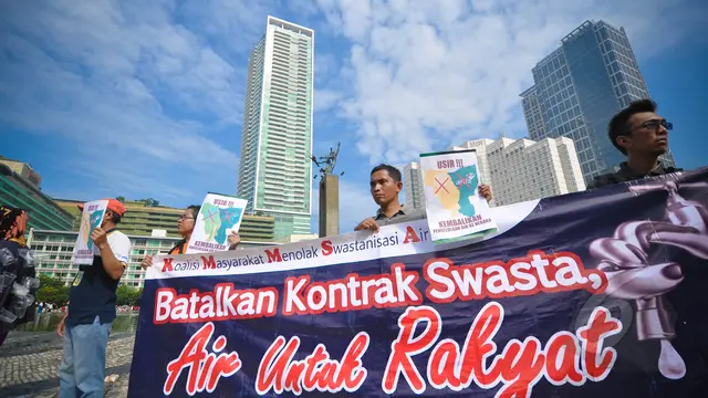 Berkostum 'Sampah', Warga Tolak Swastanisasi Air