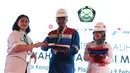 Dirut Pertamina Hulu Energi, Meidawati (kiri) menyerahkan perlengkapan kerja kepada perwakilan karyawan saat Seremoni Serah Terima Alih Kelola Wilayah Kerja Jambi Merang di Sungai Kenawang Gas Plant, Sumsel, Sabtu (9/2). (Liputan6.com/Helmi Fithriansyah)