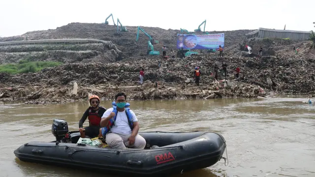 Aktifis Lingkungan Bersihkan Longsoran Sampah di Cisadane