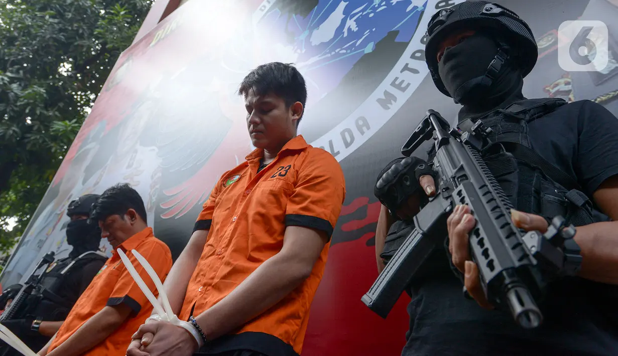 Polisi menghadirkan artis peran Aulia Farhan saat rilis kasus narkoba di Polda Metro Jaya, Jumat (21/2/2020). Aulia Fahran ditangkap Direktorat Narkoba Polda Metro Jaya di Hotel Amaris, Jakarta pada Kamis, 20 Februari 2020 saat tengah menunggu pesanan sabu dari rekannya. (merdeka.com/Imam Buhori)
