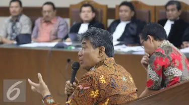 Kepala Kejati DKI Jakarta, Sudung Situmorang dan Asisten Tindak Pidana Khusus, Tomo Sitepu hadir sebagai saksi dalam sidang kasus suap petinggi PT Brantas Abipraya di Pengadilan Tipikor, Jakarta, Rabu (3/8). (Liputan6.com/Immanuel Antonius)