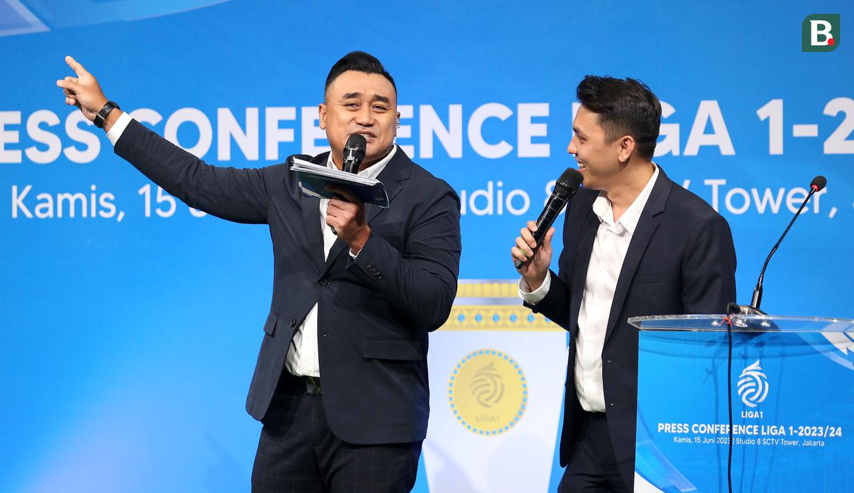 <p>Dua presenter, Rendra Sudjono (kiri) dan Stewart Henry saat memandu acara konferensi pers Liga 1 2023/2024 di SCTV Tower, Senayan, Jakarta Pusat, Kamis (15/6/2023). (Bola.com/Bagaskara Lazuardi)</p>