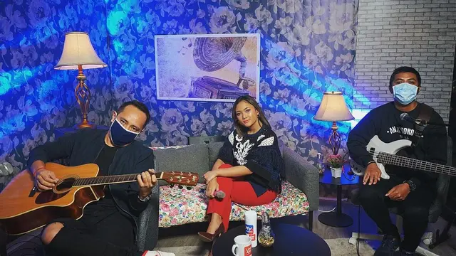 Berpacaran, Ini 6 Potret Kebersamaan Marion Jola dan Kekasih Baru