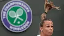 Gaya rambut petenis Slovakia, Magdalena Rybarikova saat melawan Coco Vandeweghe pada perempat final tunggal putri Wimbledon 2017 di The All England Lawn Tennis Club, London, (11/7/2017). (AFP/Daniel Leal-Olivas)