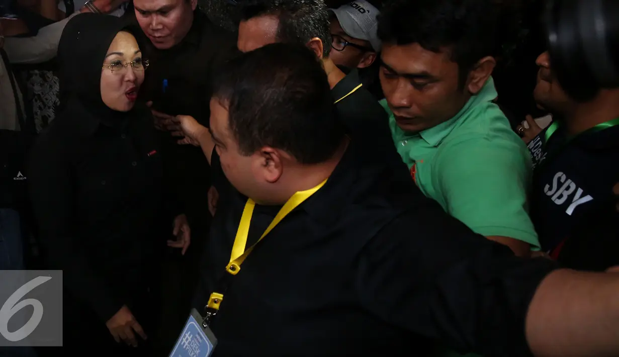 Sylviana Murni dengan pengawalan ketat keluar meninggalkan Posko Pemenangan Wisma Proklamasi, Jakarta, Rabu (15/2). Sebelum Agus Harimurti tiba, Sylviana tiba-tiba pergi meninggalkan Posko Pemenangan Wisma Proklamasi. (Liputan6.com/JohanTallo)