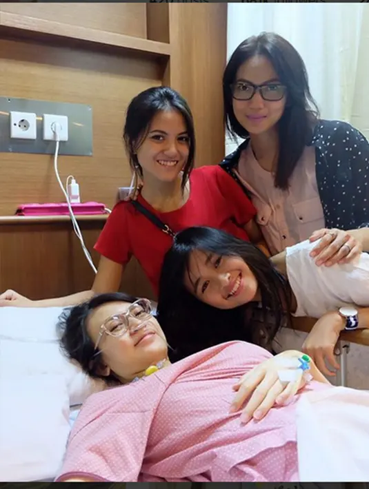 Terlihat pasangan yang menikah 6 September 2014 tersebut terasa kian lengkap dengan hadirnya sang jagoan kecil mereka. (Via Instagram/@donitabhubiy)