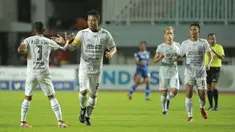 Hamka Hamzah (dua kiri) selaku kapten tim Rans Cilegon FC menyumbang satu dari dua gol yang diperoleh saat mengalahkan Persiba Balikpapan. (Bola.com/M Iqbal Ichsan)