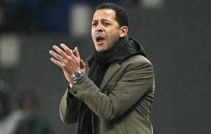 Pelatih kepala Strasbourg asal Inggris, Liam Rosenior, memberi isyarat selama pertandingan L1 Prancis antara RC Strasbourg Alsace dan Stade Brestois 29 (Brest) di Stade de la Meinau di Strasbourg, Prancis timur, pada 30 November 2025. (SEBASTIEN BOZON/AFP)