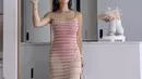 Bermain di pantai, ibu empat ini mengenakan swimwear pink di atas dress panjang transparan. Dan jangan lupa kacamata hitam serta totebag. @jenniferbachdim