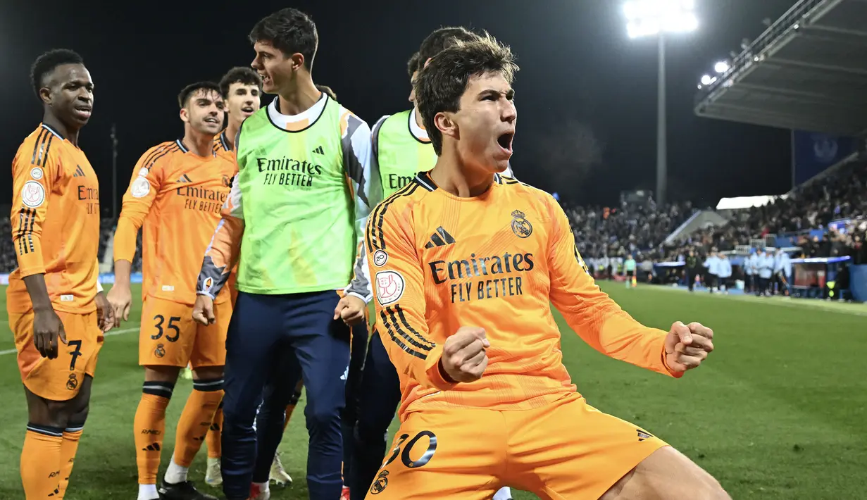 Pemain Real Madrid, Gonzalo Gracia (kanan) merayakan gol kemenangan timnya ke gawang Leganes dalam laga perempat final Copa del Rey di Butarque Municipal Stadium, Leganes, Spanyol, Kamis (06/02/2025) WIB. (AFP/Javier Soriano)