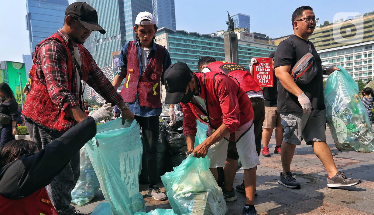 Sejumlah pegiat lingkungan mengumpulkan sampah saat mengikuti Hari Bebas Kendaraan Bermotor (HKBP) atau Car Free Day (CFD) di kawasan Bundaran HI, Jakarta, Minggu (29/10/2023). Kegiatan ini sebagai bentuk kampanye untuk mengajak warga agar peduli terhadap lingkungan dengan cara mengurangi penggunaan plastik. (Liputan6.com/Angga Yuniar)