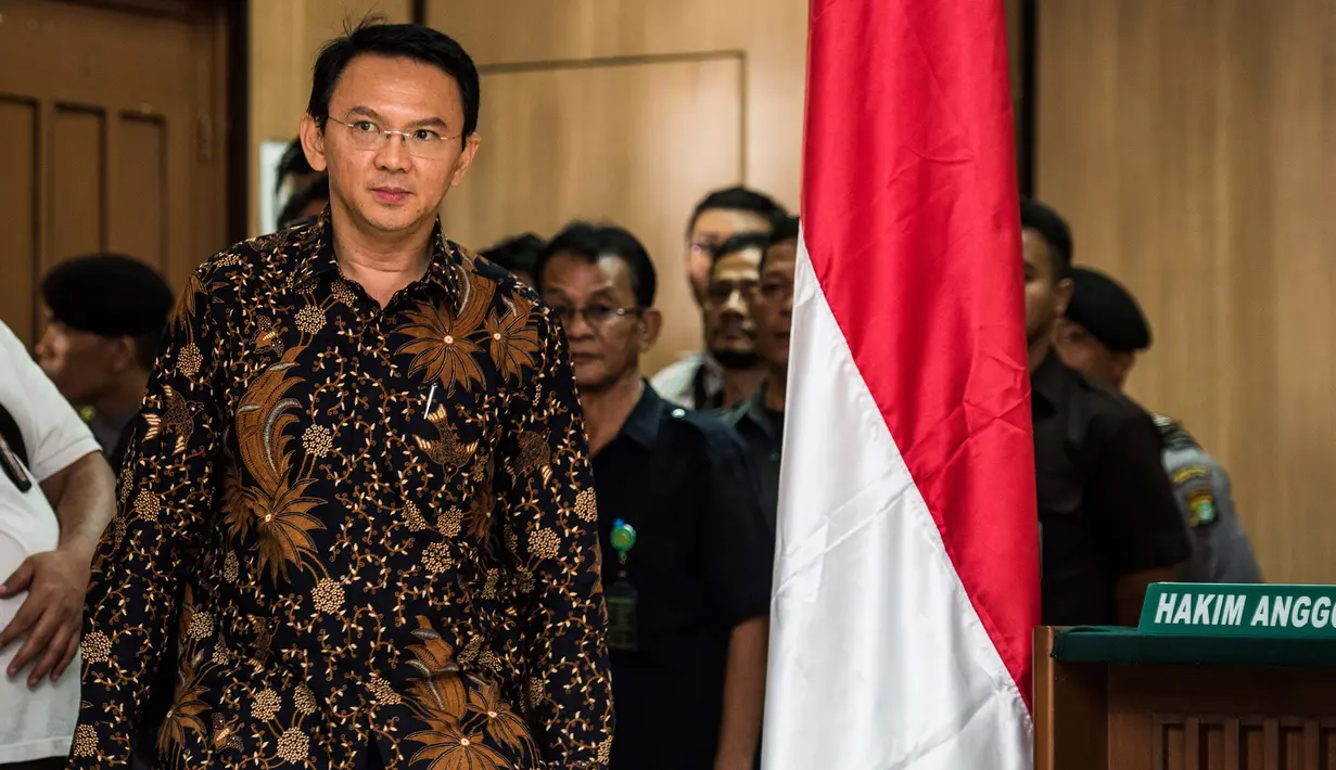 Basuki Tjahaja Purnama (Ahok) memasuki ruang sidang Pengadilan Negeri (PN) Jakarta Utara, Selasa (20/12). Sidang kedua Ahok mengagendakan jawaban Jaksa Penuntut Umum terhadap eksepsi yang disampaikan pada sidang pertama. (Liputan6.com/Pool/Agung Rajasa)