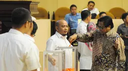 Senator Kalbar Oesman Sapta Odang memasukkan surat suara saat pemungutan suara pemilihan calon pimpinan MPR perwakilan DPD, Jakarta, (6/10/14). (Liputan6.com/Andrian M Tunay)