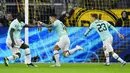 Striker Inter Milan, Lautaro Martinez, melakukan selebrasi usai membobol gawang Borussia Dortmund pada laga Liga Champions 2019 di Stadion Signal Iduna Park, Selasa 926/11). Borussia Dortmund menang 3-2 atas Inter Milan. (AP/Martin Meissner)