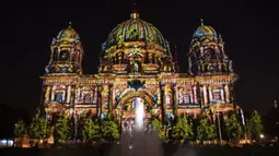 Katedral Berlin diterangi pada malam pembukaan resmi Festival Cahaya di Berlin, Jerman, Kamis (2/9/2021). Landmark dan bangunan paling terkenal di Berlin akan bersinar dan berkilau dengan berbagai warna dan jenis cahaya serta proyeksi dan kembang api selama Festival Cahaya. (Paul Zinken/dpa via AP)