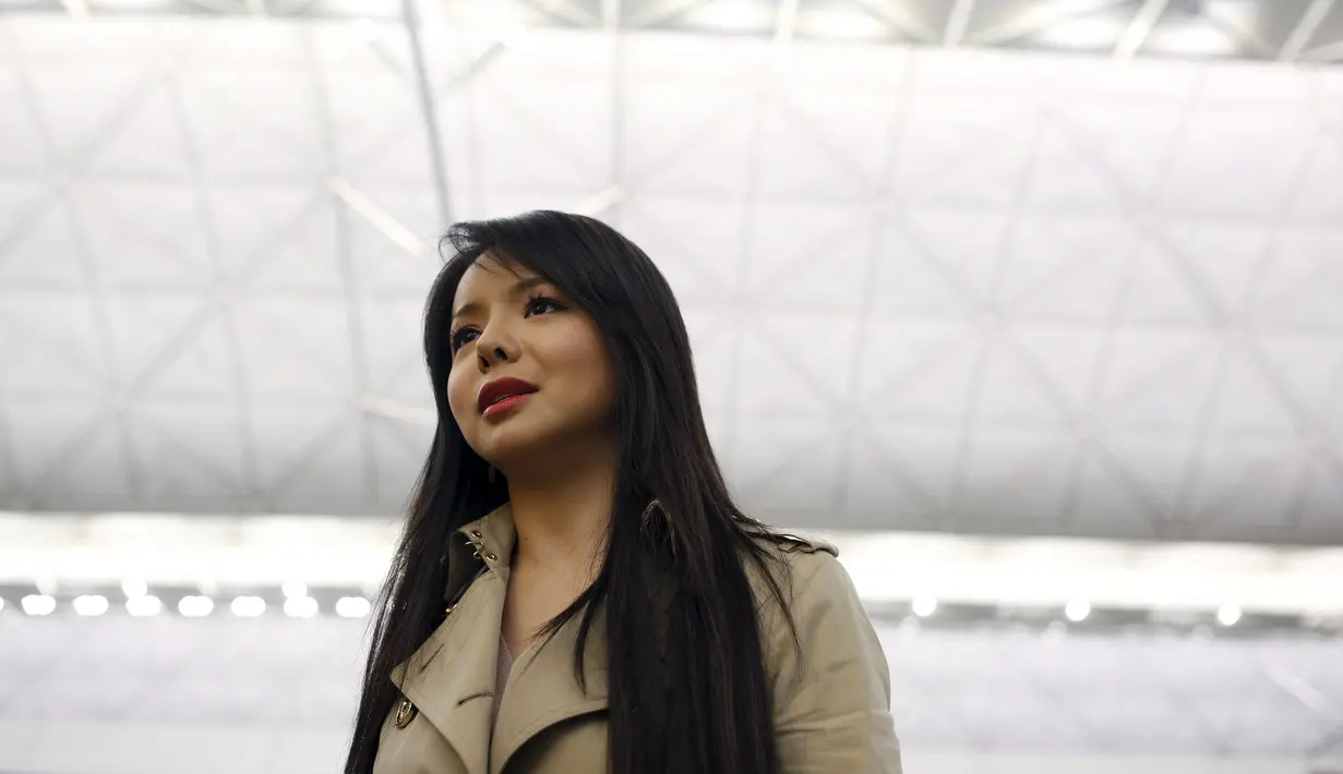 Miss World Kanada, Anastasia Lin berpose di Bandara Hong Kong, Kamis (26/11). Lin ditolak menaiki pesawat untuk mengikuti perlombaan kecantikan di Sanya, China diduga karena dia terlalu vokal menyinggung kasus HAM di negeri itu. (REUTERS/Tyrone Siu)