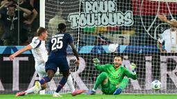 Pemain Tottenham Hotspur, Micky van de Ven (kiri) mencetak gol pertama timnya ke gawang PSG dalam laga final UEFA Super Cup 2025di Bluenergy Stadium, Udinese, Italia, Rabu (13/08/2025) waktu setempat. (AFP/Marco Bertorello)