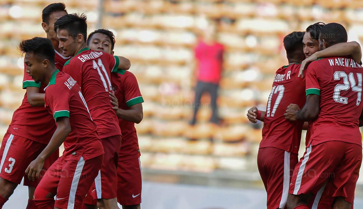 Para pemain Timnas Indonesia merayakan gol yang dicetak oleh Ezra Walian ke gawang Kamboja di Stadion Shah Alam, Selangor, Kamis, (24/8/2017). Indonesia menang 2-0 atas Kamboja. (Bola.com/Vitalis Yogi Trisna)