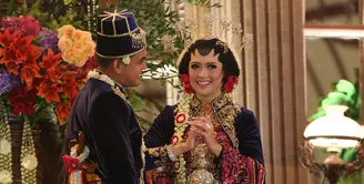 Tidak membutuhkan berlama-lama pasangan Ridwan Ghani dan Adhitya Putri. Kurang dari setahun pacaran, pasangan Ridwan langsung melamar pemeran dalam film Air Mata Surga itu sekitar tujuh bulan silam. (Nurwahyunan/Bintang.com)