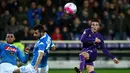 Pemain Fiorentina, Tello Reyes, menendang bola ke arah gawang Napoli dalam laga Serie A Italia di Stadion Artemio Franchi, Firenze, Selasa (1/3/2016) dini hari WIB. (AFP/Alberto Pizzoli)