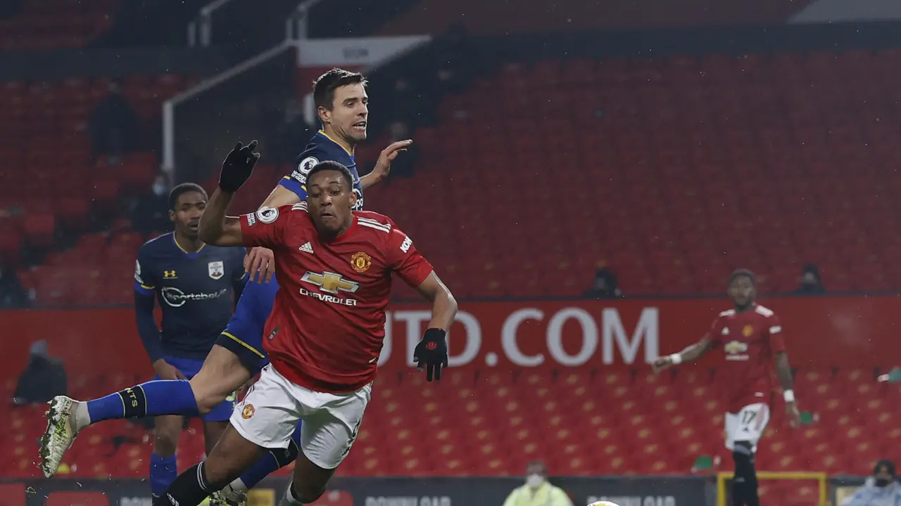 Bek Southampton, Jan Bednarek, melanggar striker Manchester United, Anthony Martial dalam lanjutan Premier League di Old Trafford, Rabu (3/2/2021).