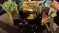 Mesin sangrai kopi WE X Suji Mini Roaster 100 dilelang untuk membantu pendirian sekolah teknisi mesin kopi. (Liputan6.com/Huyogo Simbolon)