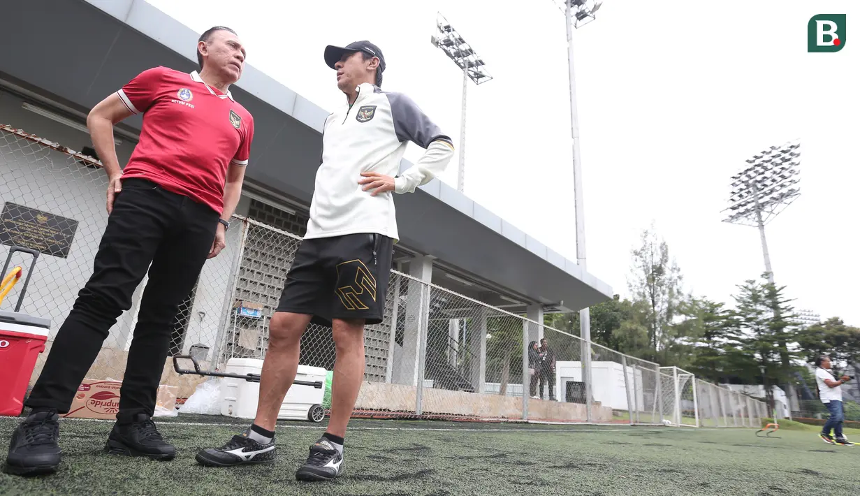 <p>Ketua Umum PSSI, Mochamad Iriawan mendatangi latihan terbuka Timnas Indonesia U-20 untuk Piala Asia U-20 2023 di Lapangan C, Kompleks Stadion Utama Gelora Bung Karno (SUGBK), Jakarta, Rabu (08/02/2023). Ini merupakan kunjungan terakhir bagi pria yang akrab disapa Iwan Bule tersebut sebelum lengser dari jabatannya pada 16 Februari 2023 melalui Kongres Luar Biasa (KLB) PSSI. (Bola.com/Bagaskara Lazuardi)</p>