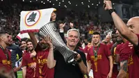 AS Roma. Jose Mourinho mulai menangani AS Roma pada awal musim 2021/2022 lalu usai meninggalkan Tottenham Hotspur. Ia langsung memberi gelar juara UEFA Conference League yang menjadi edisi pertama pada musim debutnya bagi AS Roma. Gelar tersebut berjarak 20 tahun dengan gelar terakhir yang direbut AS Roma, yaitu gelar juara Liga Italia pada musim 2001/2002. (AFP/Ozan Kose)