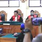 Majelis Hakim PN Banjarmasin memvonis Dewi Larasati (21) penjara selama 13 tahun karena menganiaya balita yang merupakan anak tirinya hingga tewas. (foto: Mahfuz)