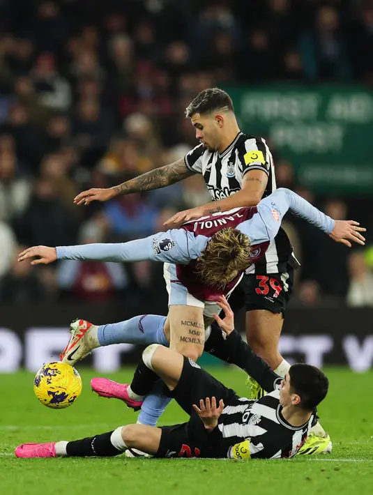 Fabian Schar menunjukkan tajinya dengan menyarangkan dua gol ke gawang Aston Villa. (Adrian DENNIS/AFP)