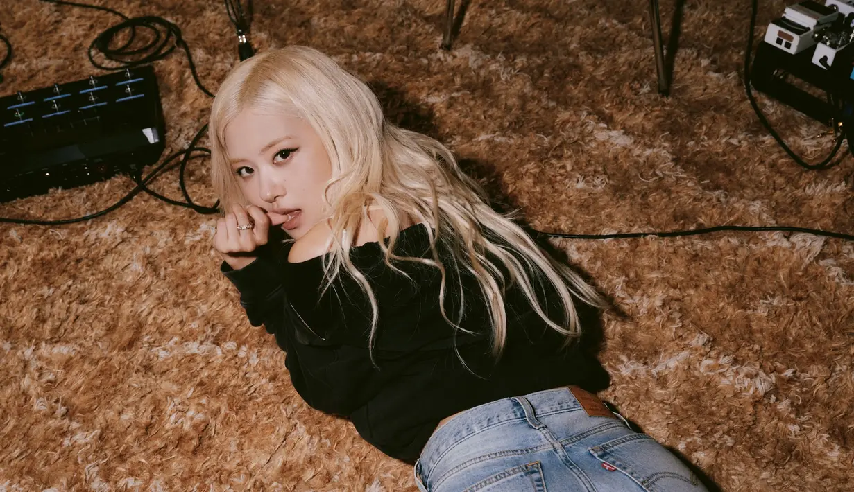 Kemitraan ini merupakan lanjutan dari kolaborasi Levi’s® dan ROSÉ dalam kampanye global “Behind Every Original”, yang premiere pada saat ajang Super Bowl. Sebagai bagian dari
rangkaian kampanye ini, hari ini Levi’s® merilis “Backstory” ROSÉ atau kisah di balik kesuksesan ROSÉ yang berfokus pada perjalanan kreatif, inspirasi, serta identitas artistik yang
membentuk dirinya hingga menjadi ikon global seperti sekarang.  (Foto: Levi's)