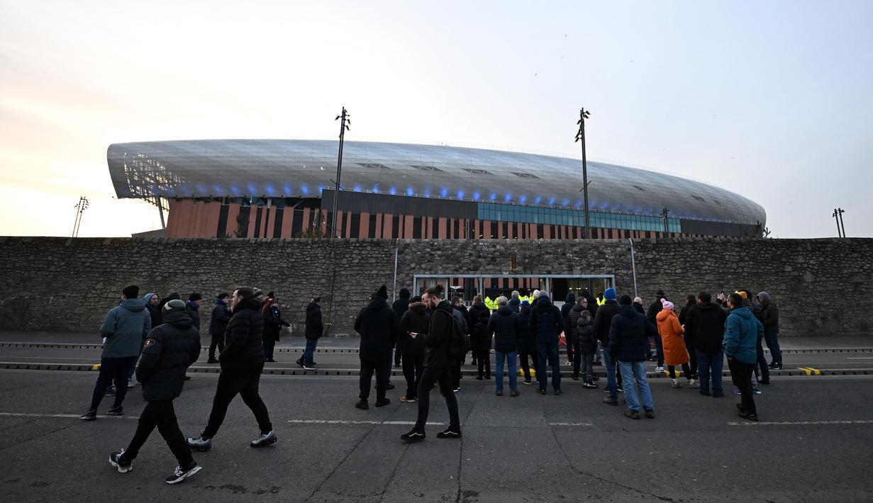 Sejumlah penonton memadati stadion baru Everton, Bramley Moore Dock untuk menyaksikan pertandingan uji coba persahabatan antara Everton U18 melawan Wigan U18 di Liverpool, Inggris, Senin (17/02/2025) waktu setempat. (AFP/Paul Ellis)