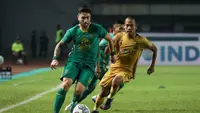 Di menit ke-79, aksi individu Higor Vidal melewati beberapa pemain membuat pertahanan Bhayangkara ketar-ketir. Dia sudah masuk ke kotak penalti dan melepas tembakan, tapi melenceng tipis ke sisi kiri. (Bola.com/Bagaskara Lazuardi)