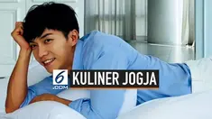 Lee Seung Gi dan Jasper Liu berada di Yogyakarta. Keduanya mengunjungi Mbah Satinem, penjual jajajan pasar legendaris di kota pelajar tersebut.